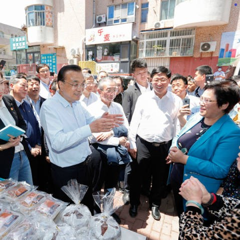 李克強(qiáng)稱贊地?cái)偨?jīng)濟(jì)、小店經(jīng)濟(jì)：是人間的煙火，是中國(guó)的生機(jī)